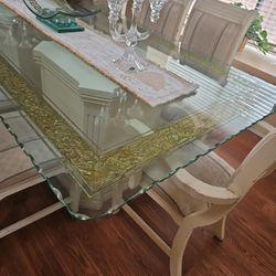 Dining Table With Hucht