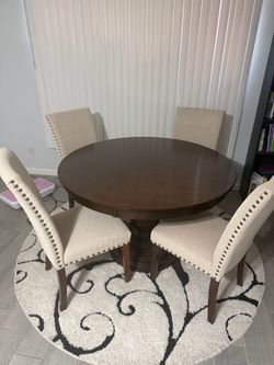 Round table w/ chairs