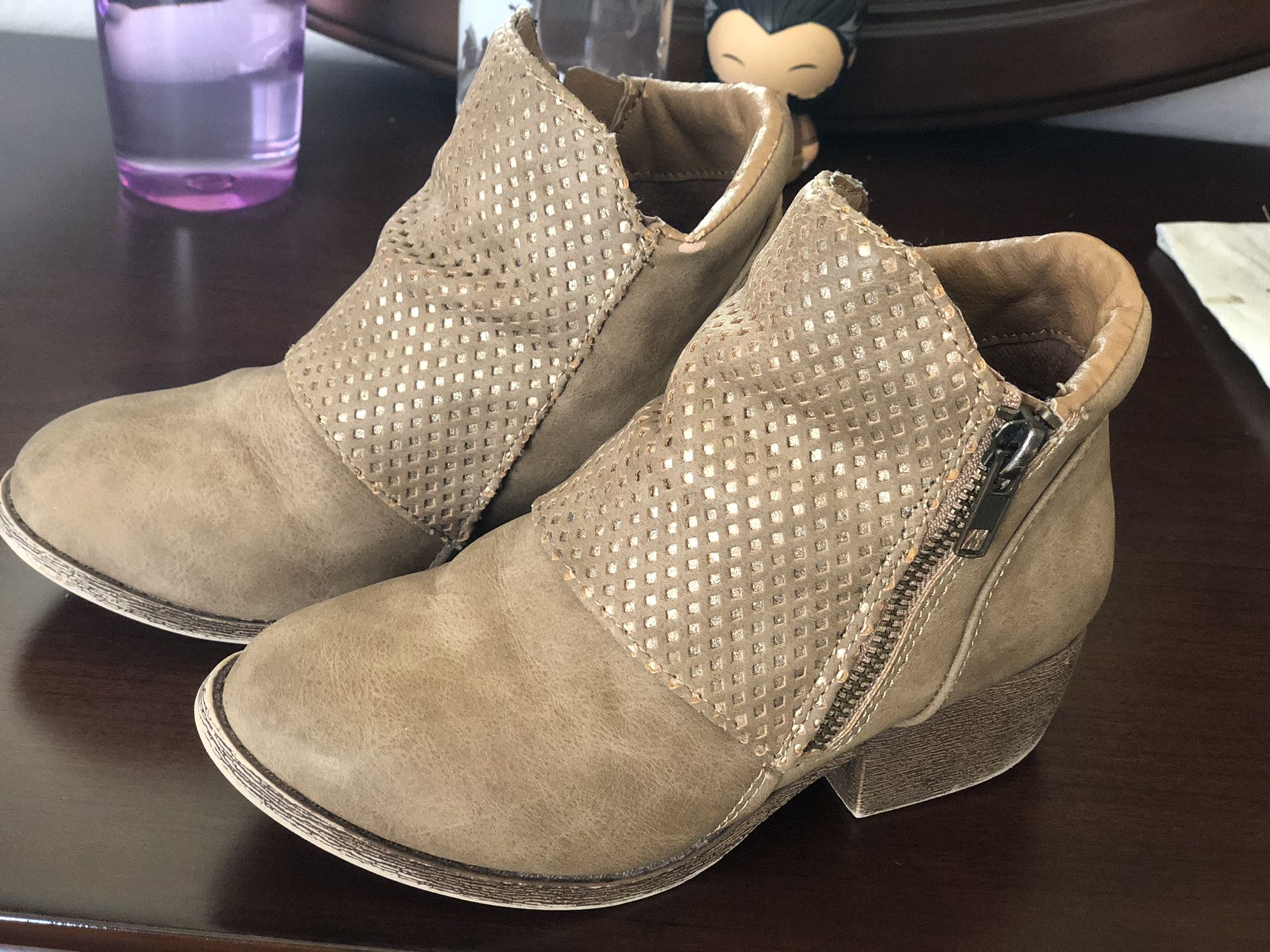 Girls dress casual boots. Size 13 LIKE NEW