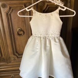 Satin Flower Girls Dress In Size 3