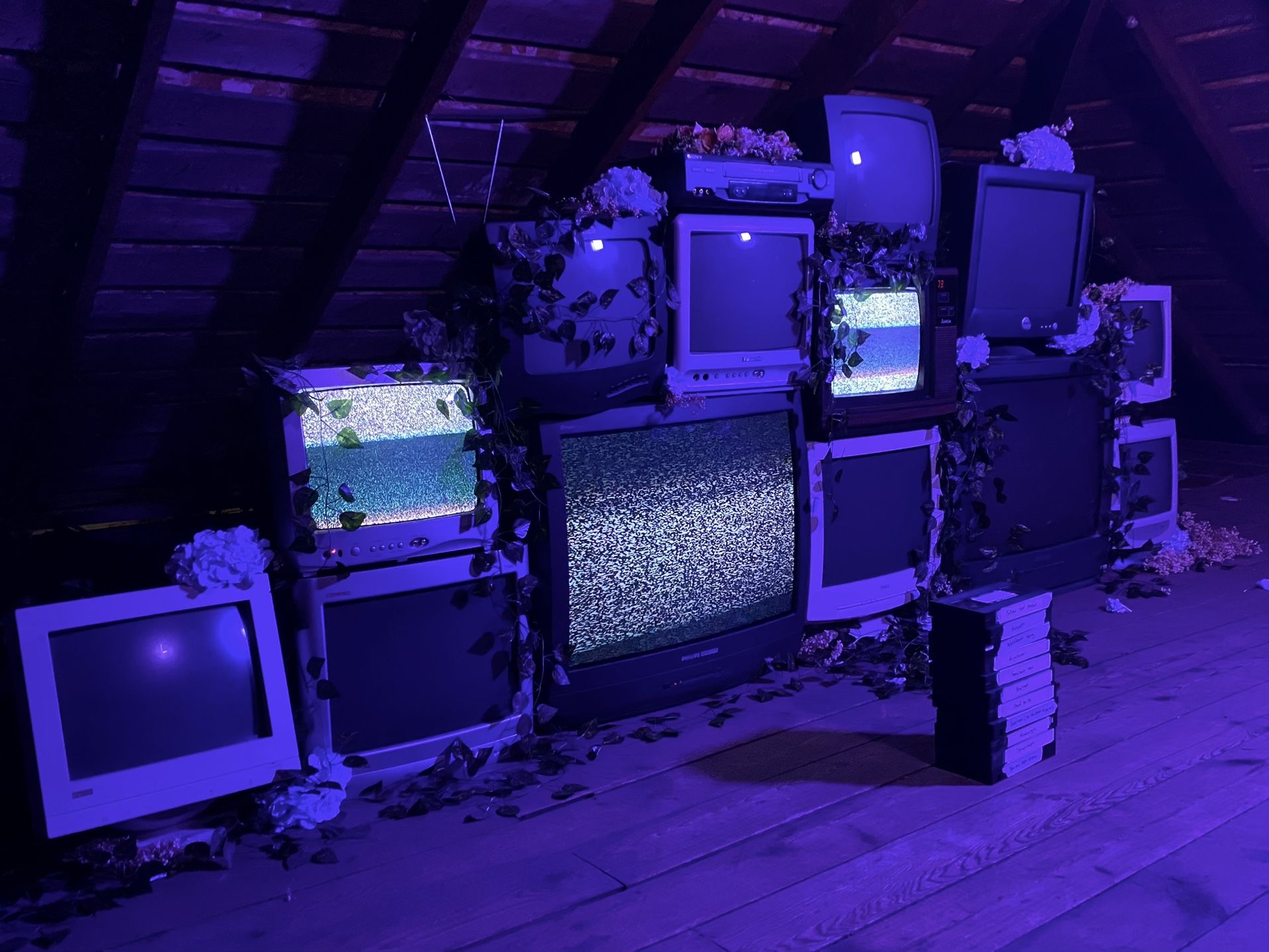 8 CRT TVs / Monitors