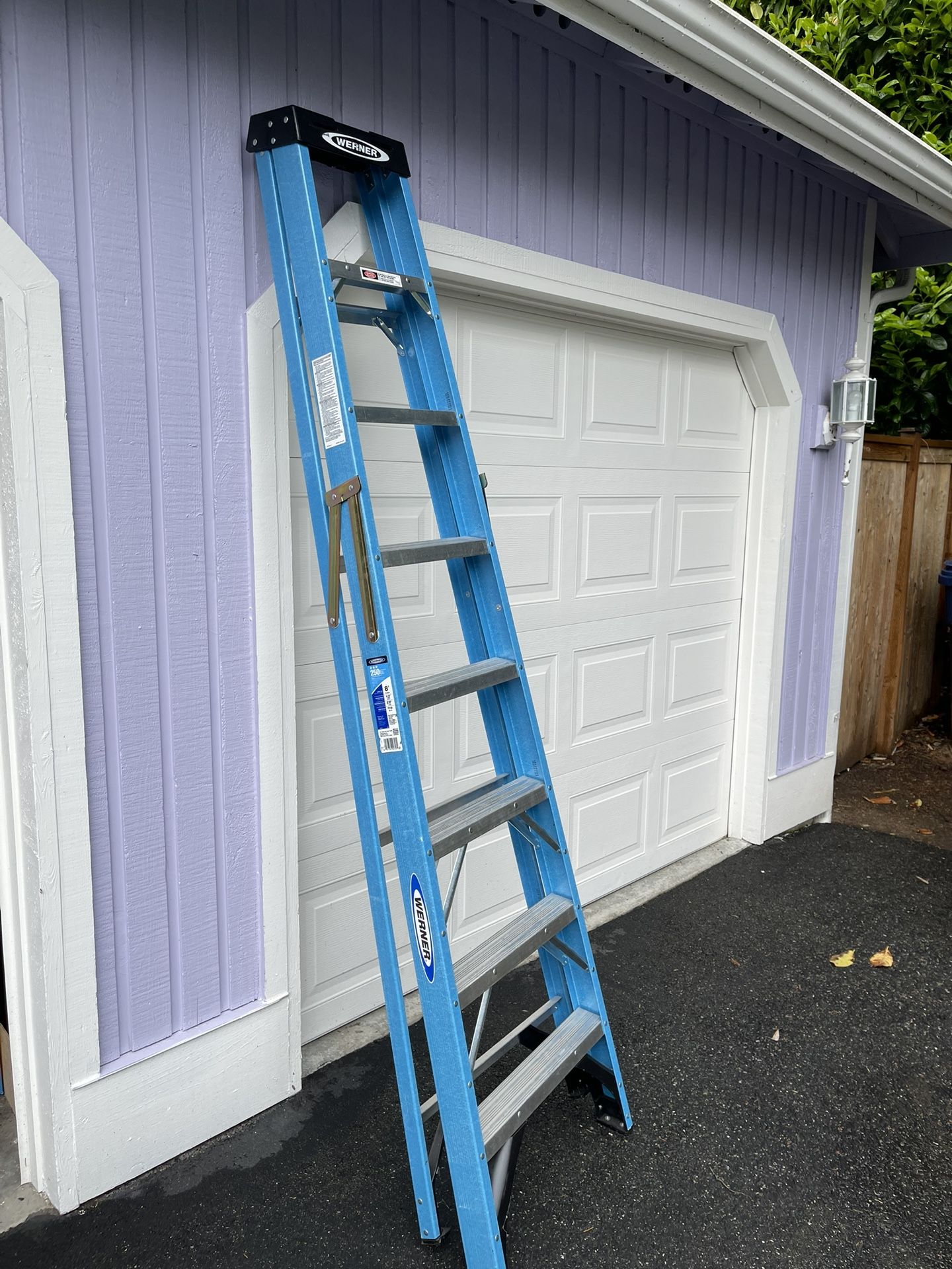 8’ Werner Fiberglass Stepladder