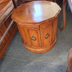 Round Living Room End Table, Solid Wood 