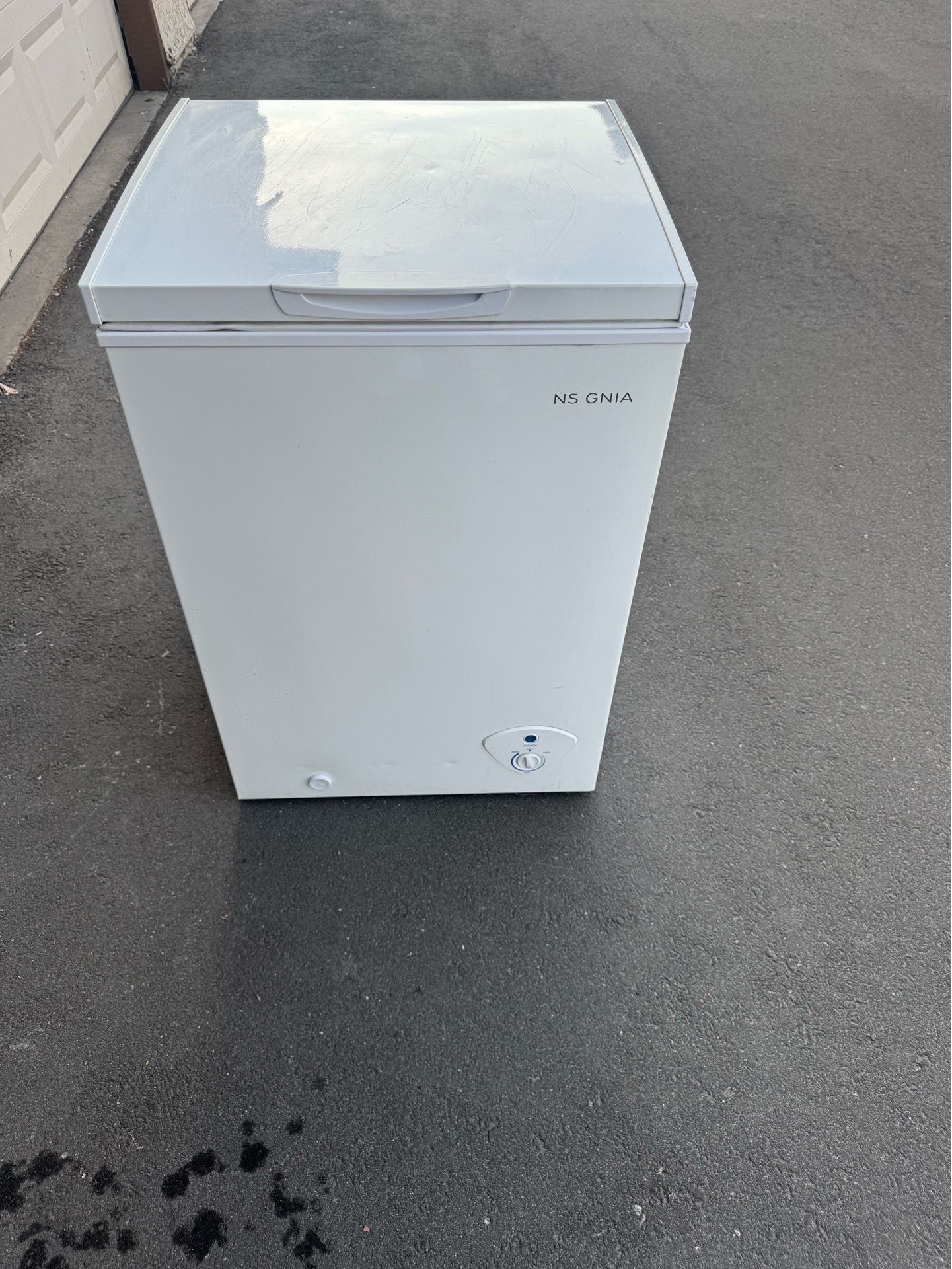 Insignia 3.5 chest freezer