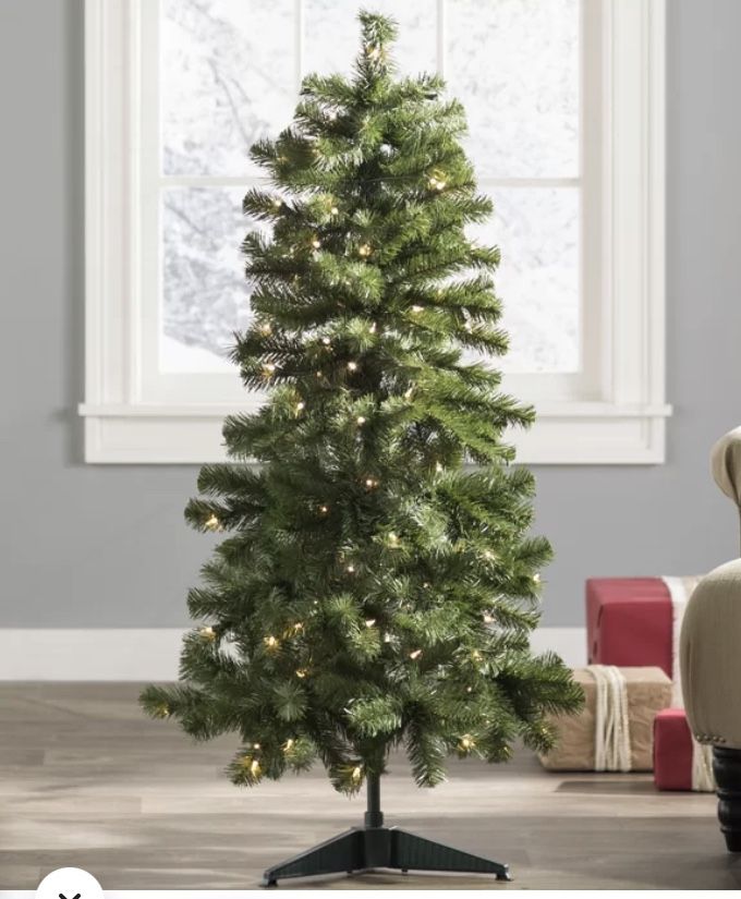 Xmas Tree With Lights And Free Ornaments