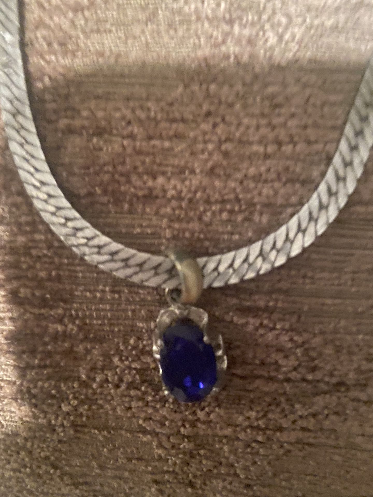 6,5 CT’s  Lab created Blue sapphire  pendant !!