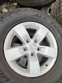 Tengo Los 5 Rines Con Sus Llantas Nuevas, para Dodge Ram Por Solo $500 ,incluyen Llantas Y Rines