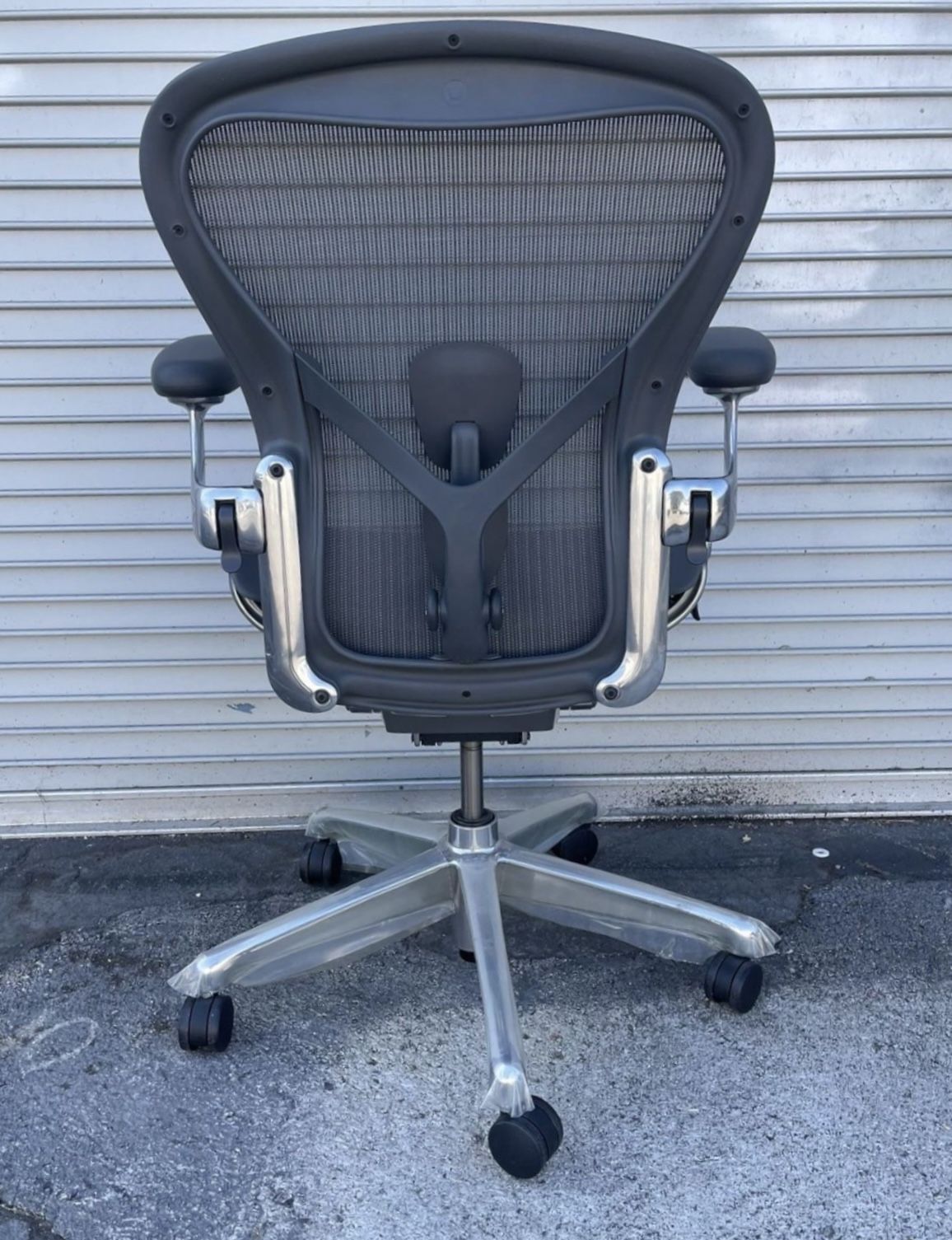 HERMAN MILLER POLISHED ALUMINUM AERON SIZE B FULLY LOADED WITH POSTURE FIT SL DELIVERY AVAILABLE FOR A FEE