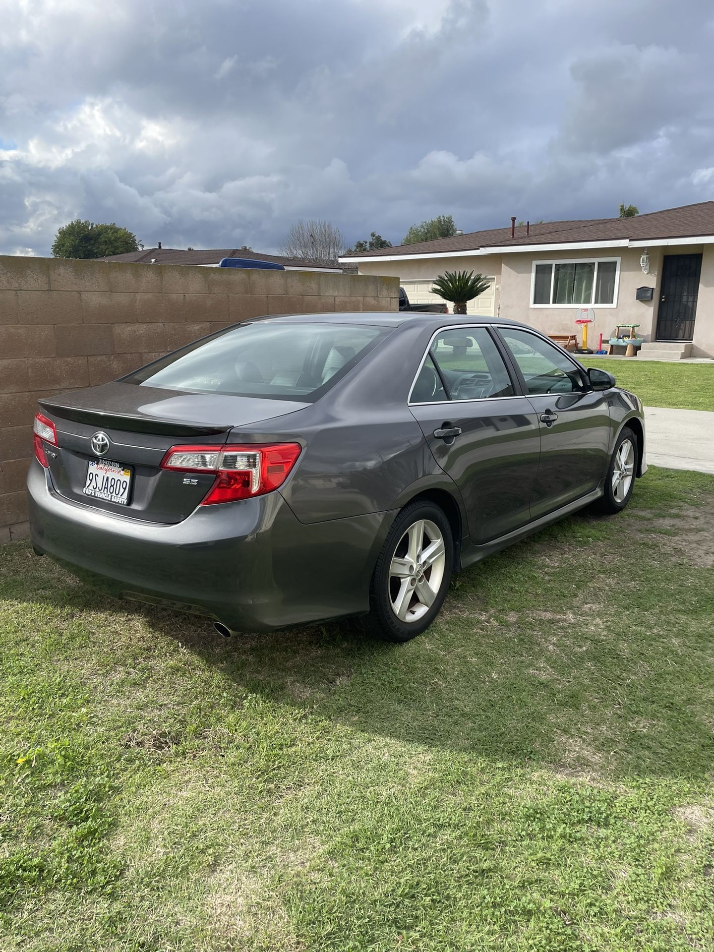 Toyota Camry 2014 Hitam: Perpaduan Elegansi, Performa, dan Keandalan