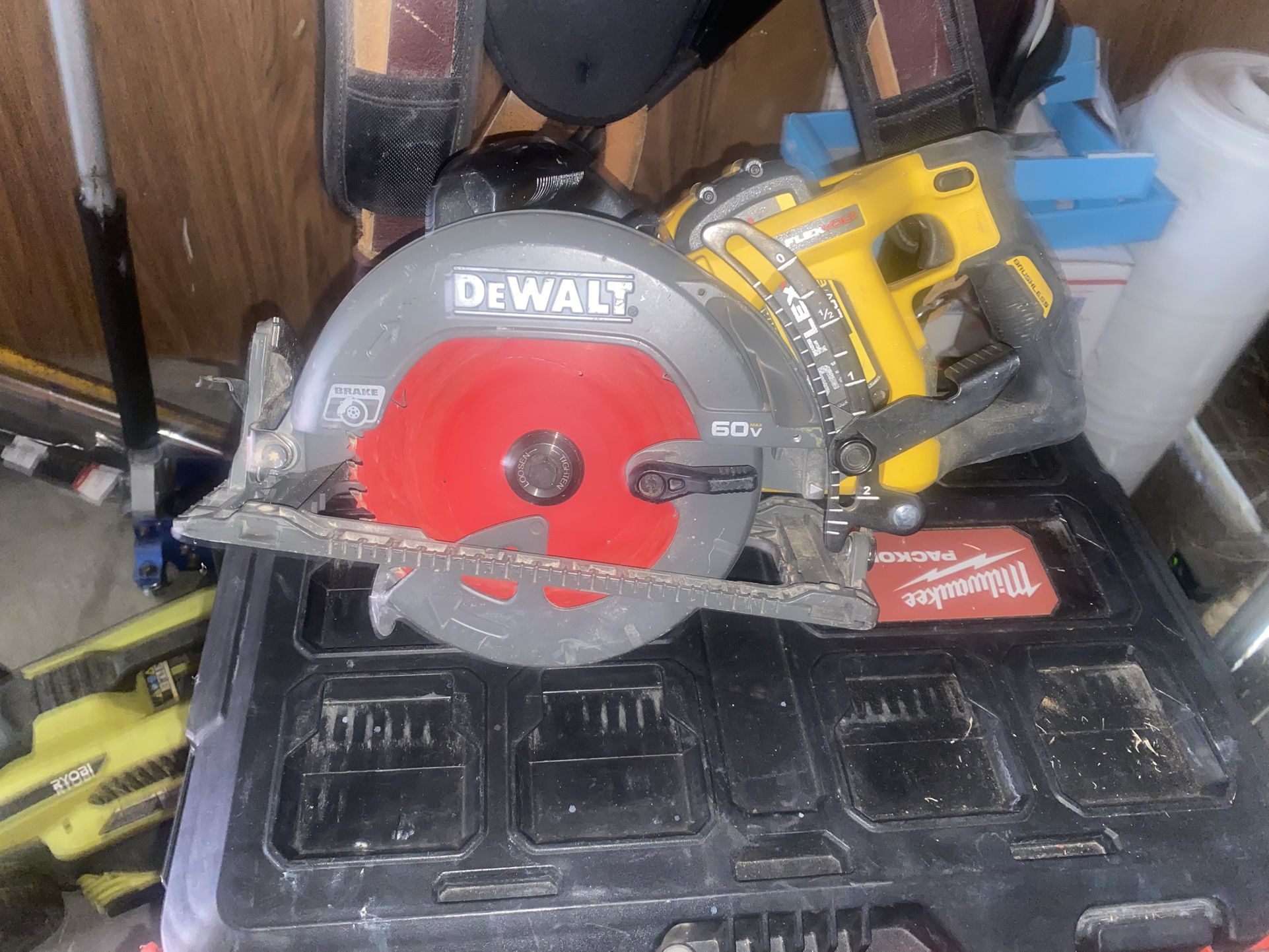 Worm Style Saw 7 1/4 Blade 60v