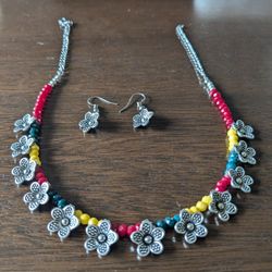 Choker Necklace & Earrings Set Handcrafted Beads & Antiqued Silver Daisies Charm. Artisans India. Adjustable necklace 16".

This stunning jewelry set 