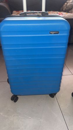 AmazonBasics Hard Shell Spinner Luggage