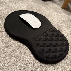 Black Circular Ergonomic Mouse Pad with Cushioned Wrist Support – Excellent Condition