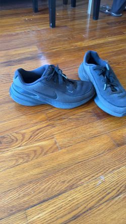 Selling a pair of Nike running shoes size 8