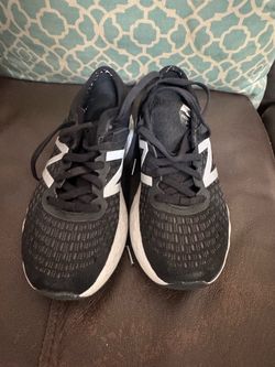New balance tennis shoes, running shoes, athletic shoes, size 5 youth