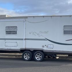 2004 Flagstaff 2 Door Huge Slideout Great Floorplan 