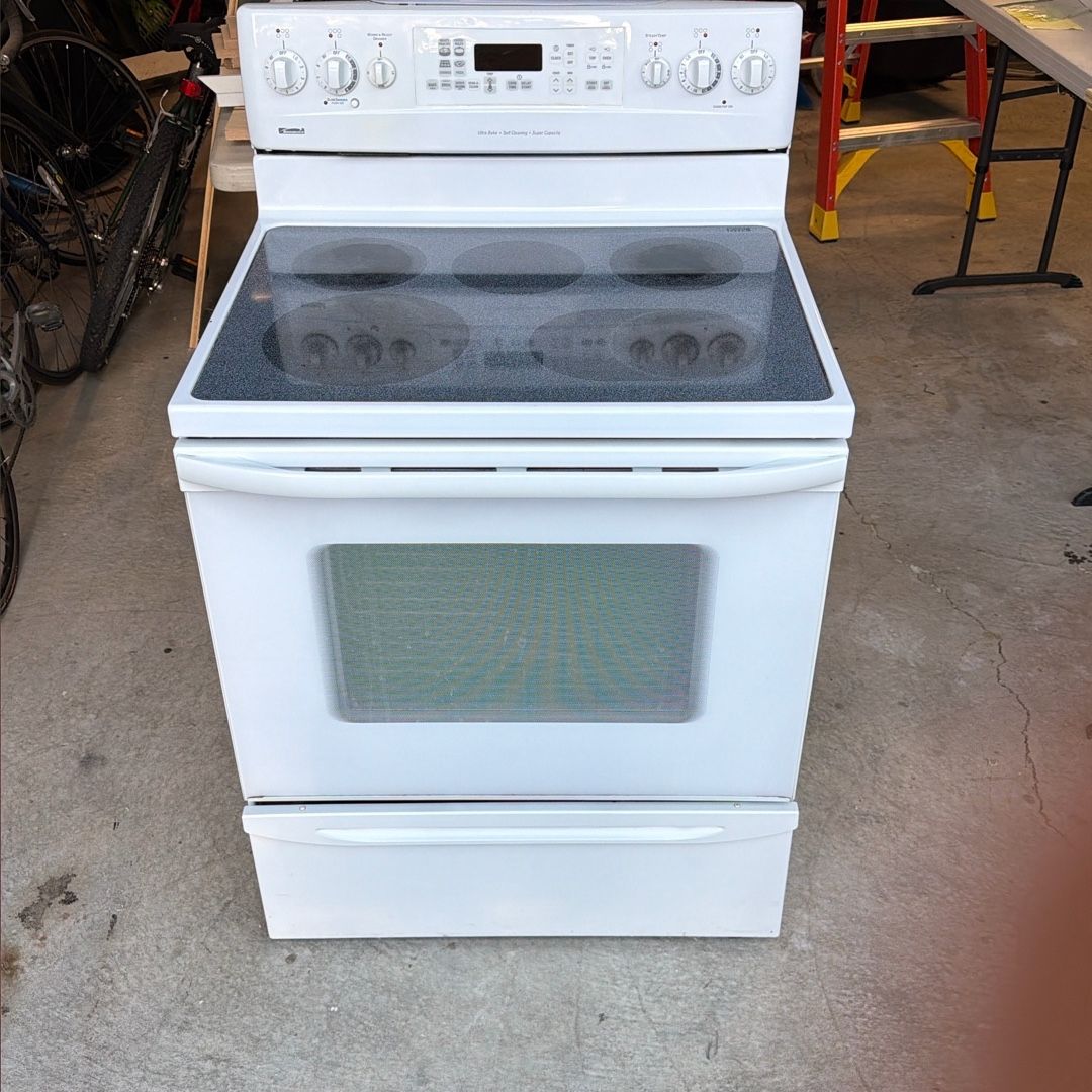 Kenmore Electric Glass Top Stove. for Sale in Bayport, NY - OfferUp