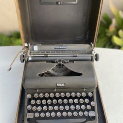 Selling a Vintage royal Typewriter , don’t know if  works