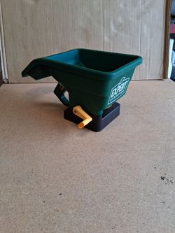 Fertilizer spreader brand new