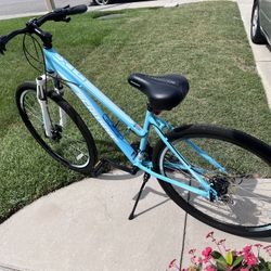 WOMENS SCHWINN BIKE .