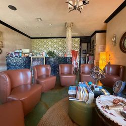 8 Tan Leather Swivel Lobby Or Dining Room Chairs
