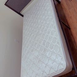 🛏 Clean Twin Bed + Mattress – Ready Friday!