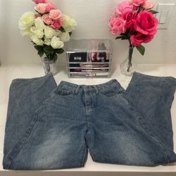 Baggy medium-wash jeans