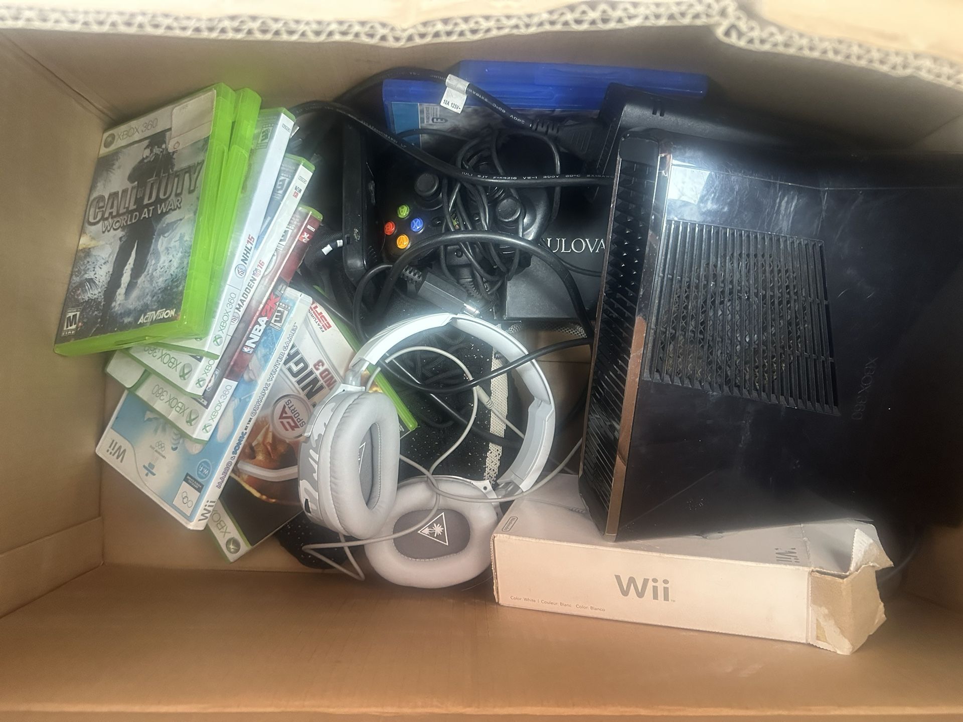 Xbox 360 Games 9 Games 2 Controllers