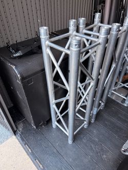 2 pieces of Global truss (3Ft)