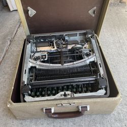 ANTIQUE TYPEWRITER