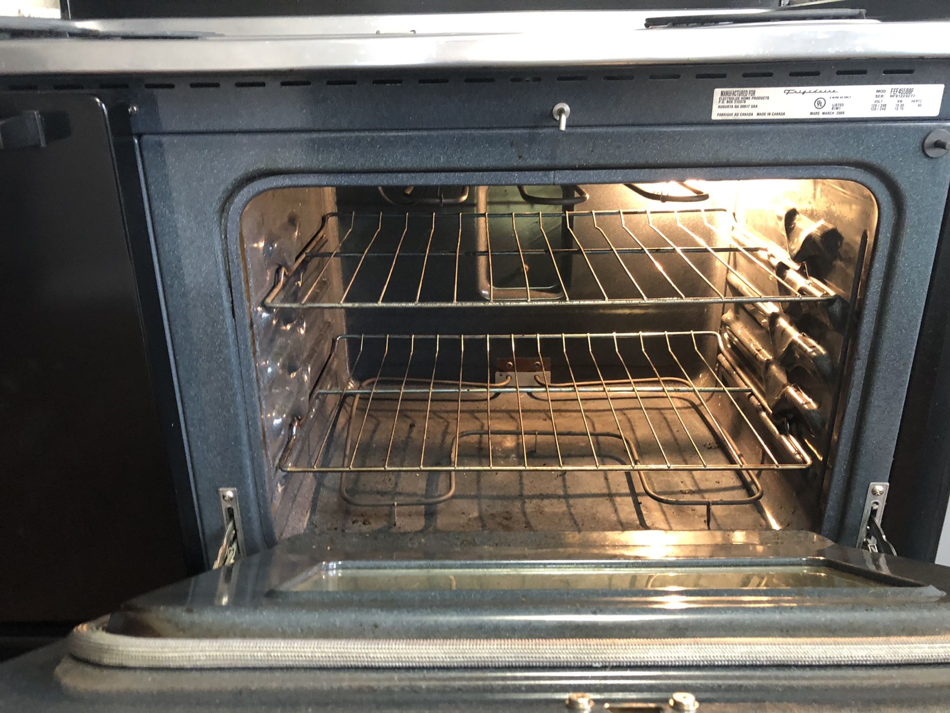 40” Electric Stove with built in griddle with Broan stainless hood oven