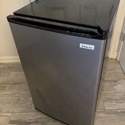 Mini Fridge Magic Chef