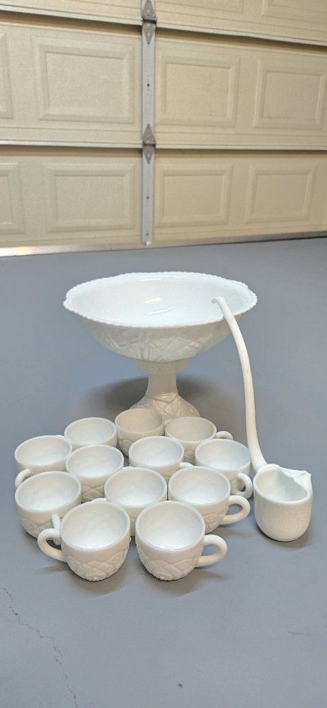 Beautiful 1950s Vintage Westmoreland McKee Concord Punch Bowl Set For Wedding Event