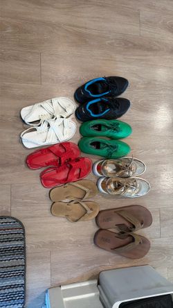 Semi nuevos y los huaraches rojos y blancos son nuevos
