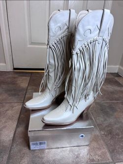 Womens cowgirl white fringe boots. Brand new. Size 9.5
