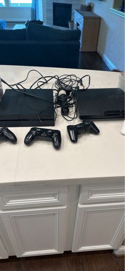 PS3/PS4 4 Controllers and Games