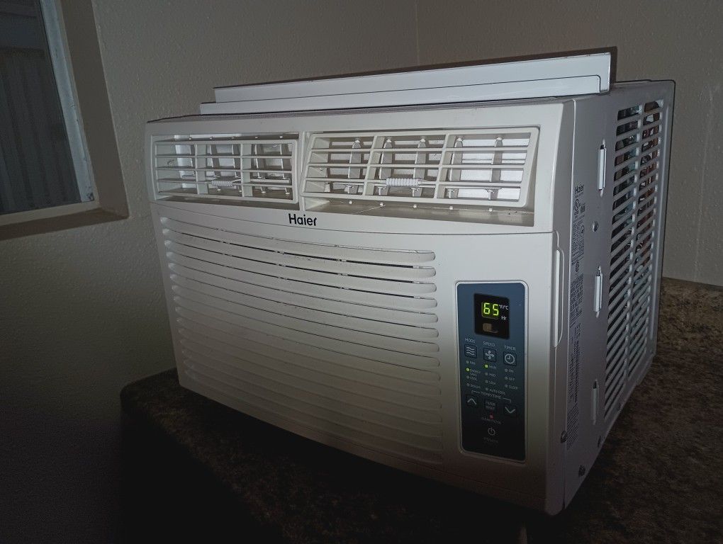 Haier 8000BTU Window AC Unit, Regular Outlet, Works Well, Available, Carksbad!!
