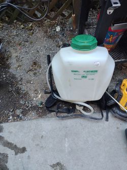 Backpack weed sprayer