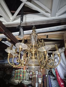 Gold Chandelier with eight bulbs, in good condition