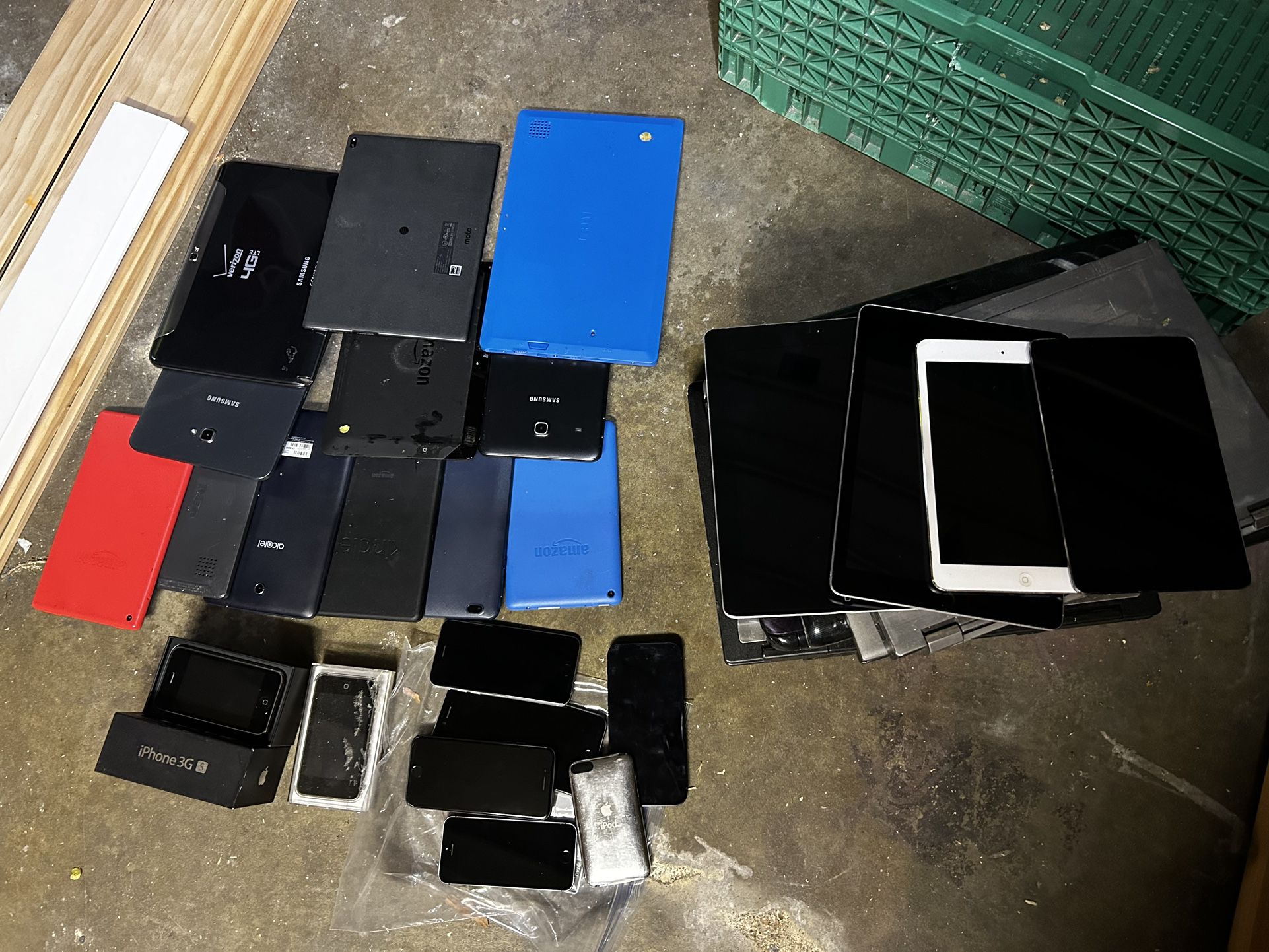 Laptops iPads iPhones iPods Tablets Lot of 31 items