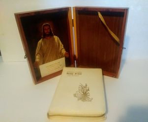 1974 The Authorized King James Holy Bible Memorial Edition/Cedar Wooden Box