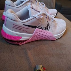 Nike Woman Size 5 Light Pink NEW