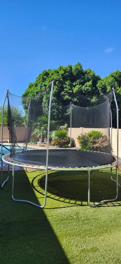Trampolene 10' 8" w/ protective netting