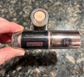 NEW REVOLUTION CONCEAL & DEFINE 16H CONCEALER IN C3.5…..$4!!!