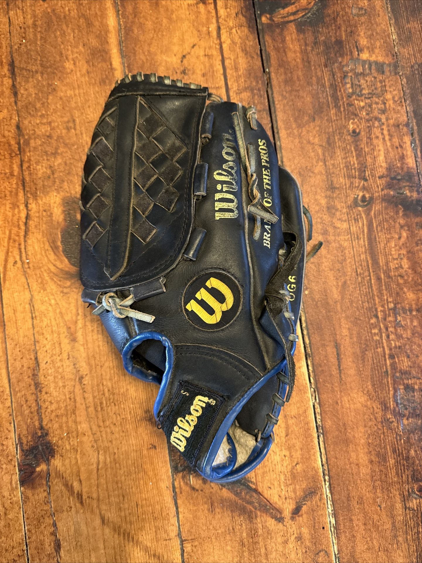 Wilson Optima Gold Series Glove Black Dual Hinge Pocket