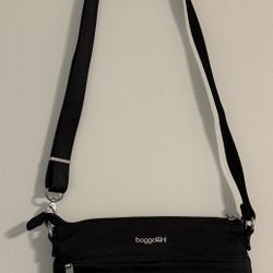 Baggallini Anti-Theft Momento Crossbody Bag In Black 