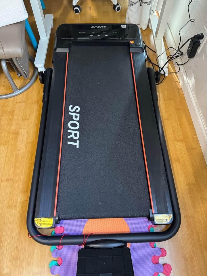 Walking Pad Treadmill w Remote and Rails