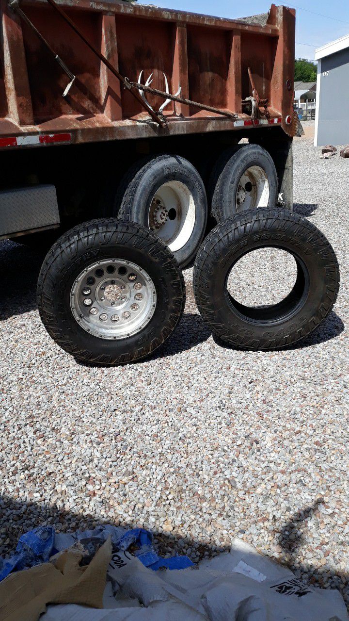Selling 2 tires and 1 rim only one rim only 2 tires toyo open country 35x12.50x18 good condition 6 lugs $ 150 for everything I live and bernalillo nm