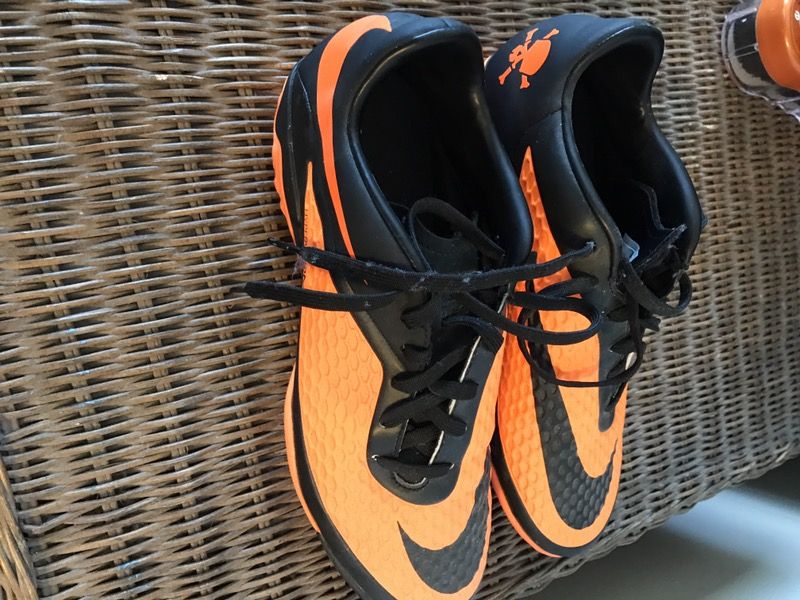Women's size 7.5 Nike HyperVenon indoor cleats