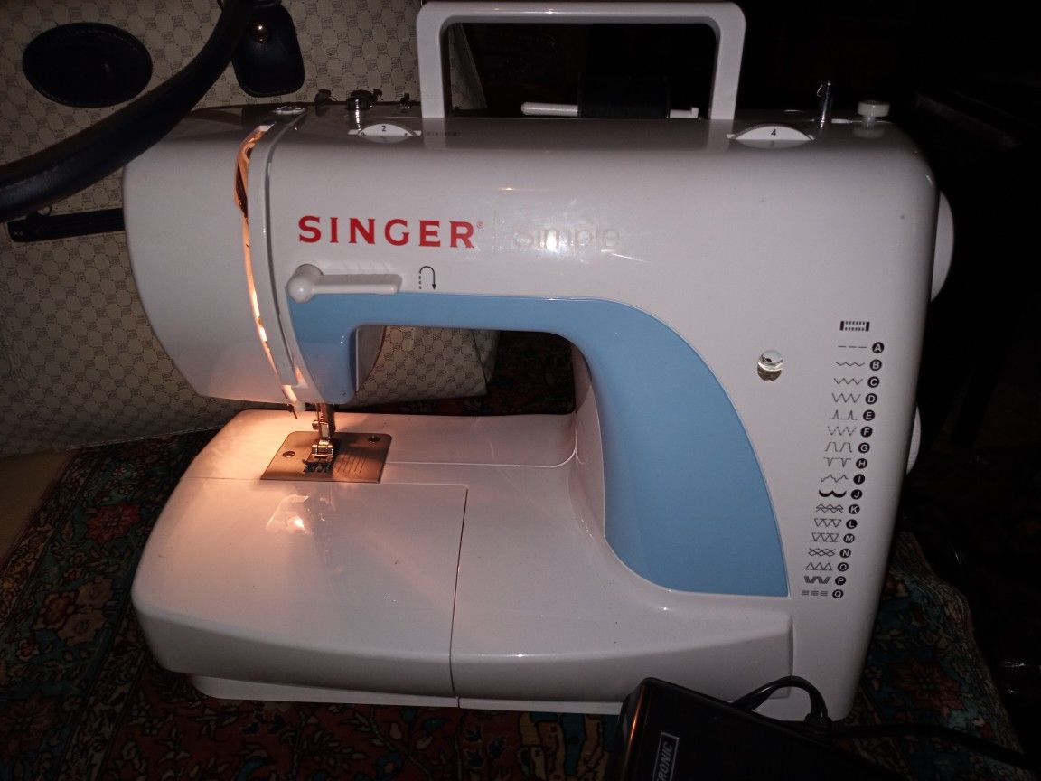Singer Simple Sewing Machine 3116 Works Comes With sewing Bag Portable 